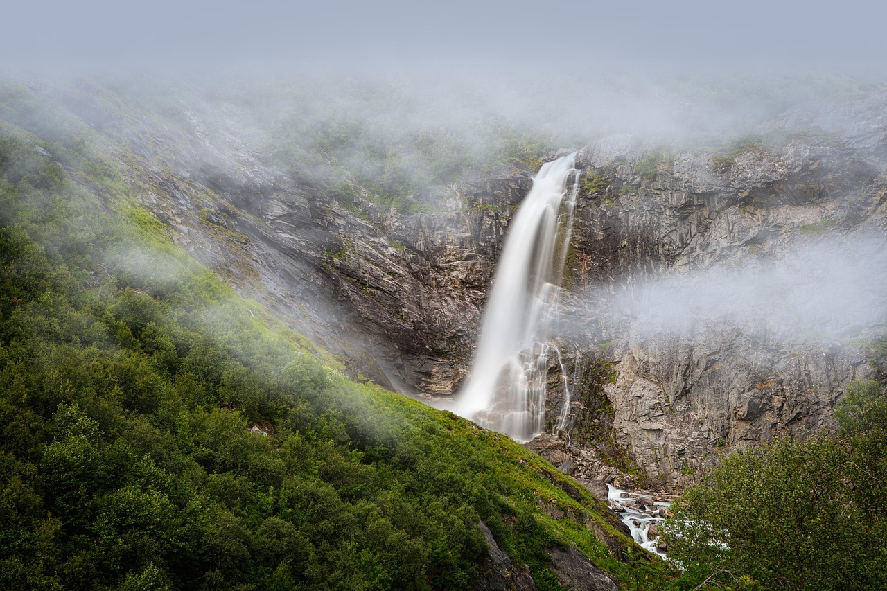 Waterfall - free online jigsaw puzzle photo
