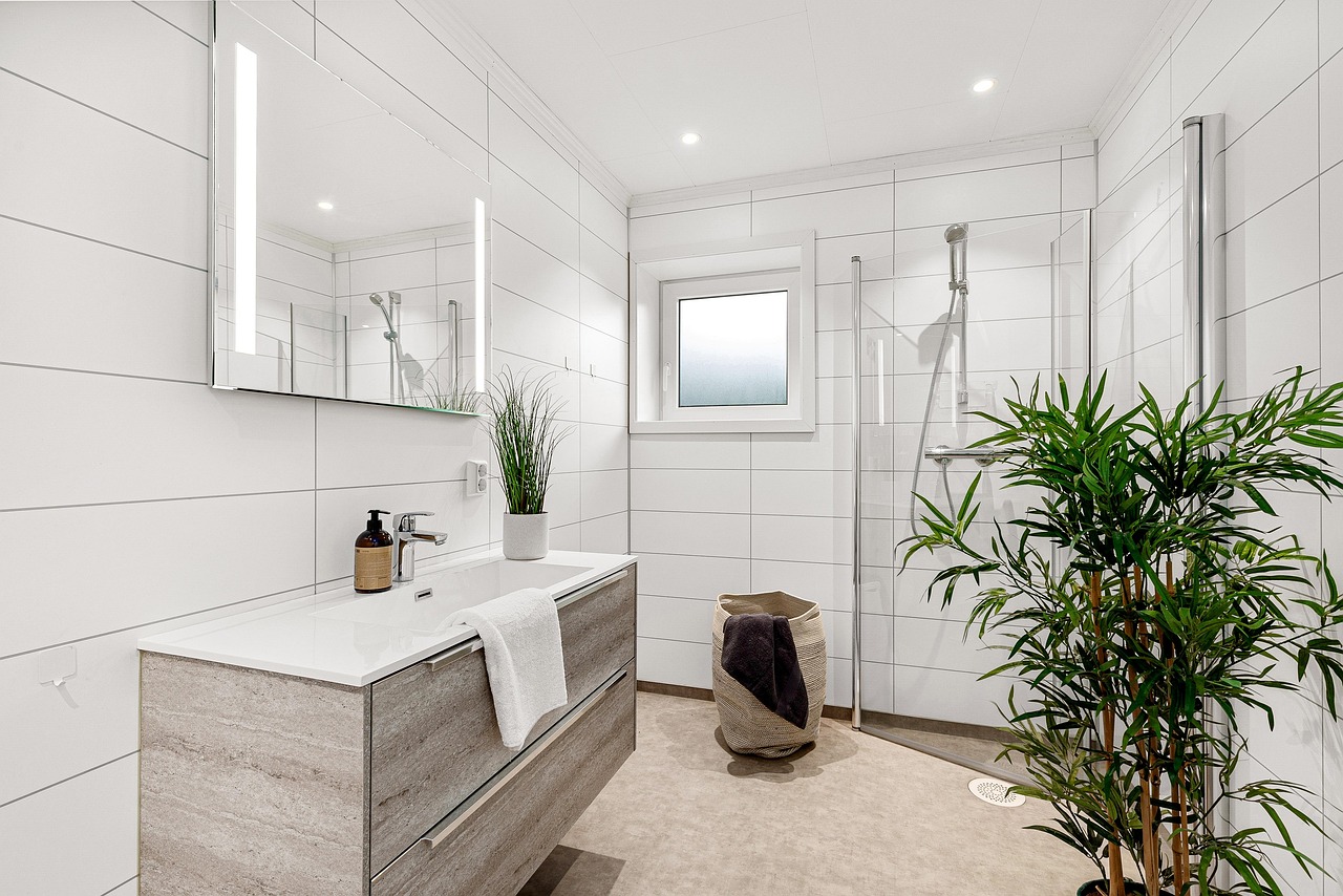 bathroom shelving ideas UK with open shelves and baskets