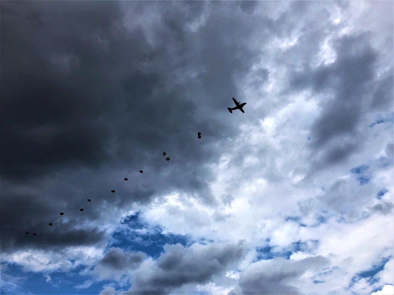 Tarn. Ils sautent de 1000 mètres en parachute pour atterrir à 2