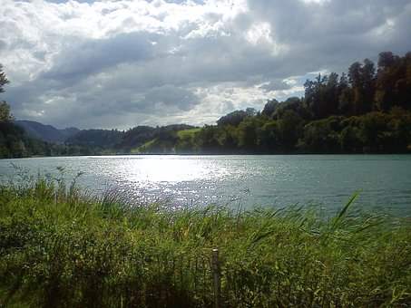 See, Sturmwolken, Gras, Bäume