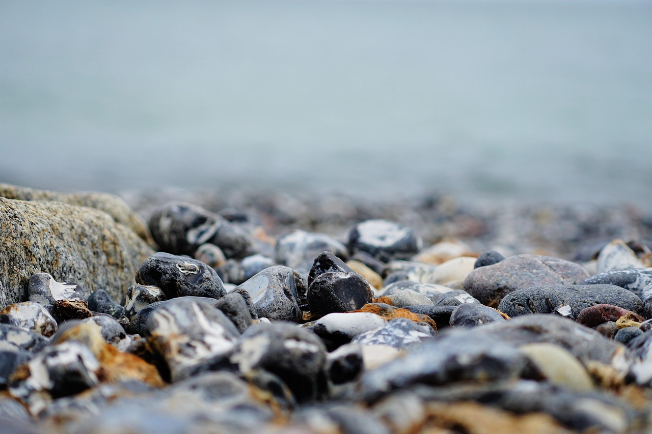 https://cdn.pixabay.com/photo/2022/01/28/15/25/stones-6974915_1280.jpg
