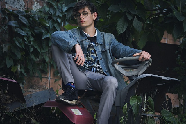 Young man, teen, streetwear and fashion — photo by Arturo_Anez