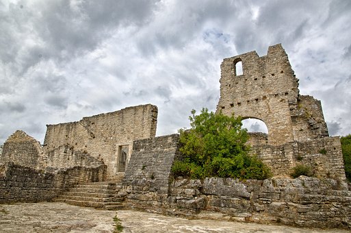 Free Dvigrad Castle photo and picture