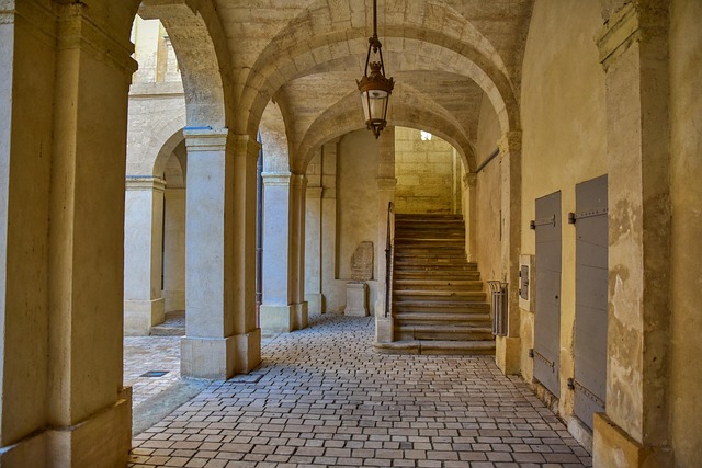 Uzes, architecture, cobblestones and stairs — photo by lecreusois
