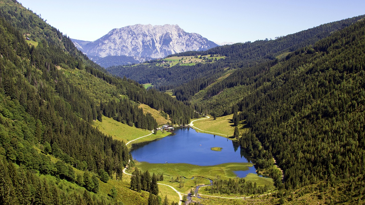 https://cdn.pixabay.com/photo/2022/02/18/06/31/mountain-lake-7020083_1280.jpg