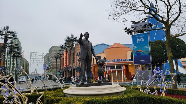 Mickey En Walt Standbeeld