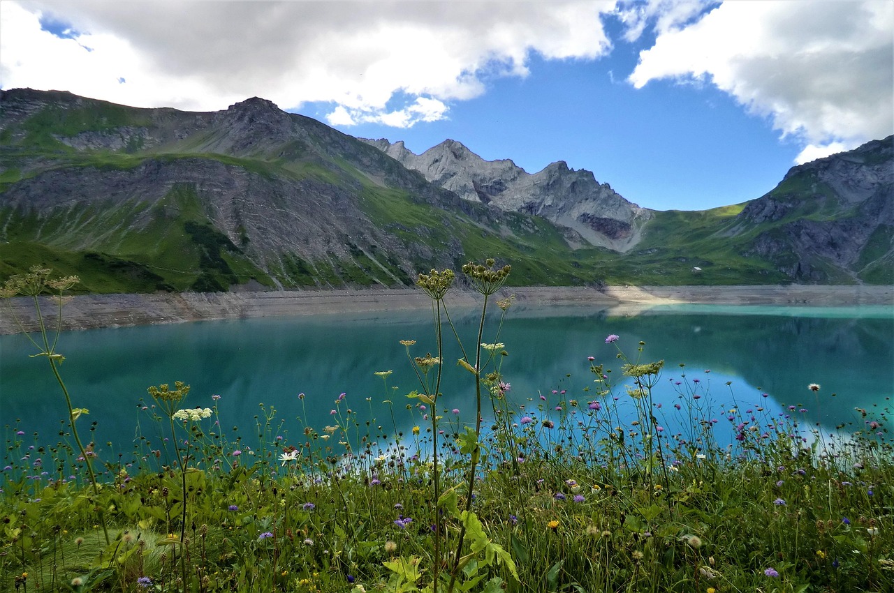 https://cdn.pixabay.com/photo/2022/02/22/13/26/lake-7028794_1280.jpg