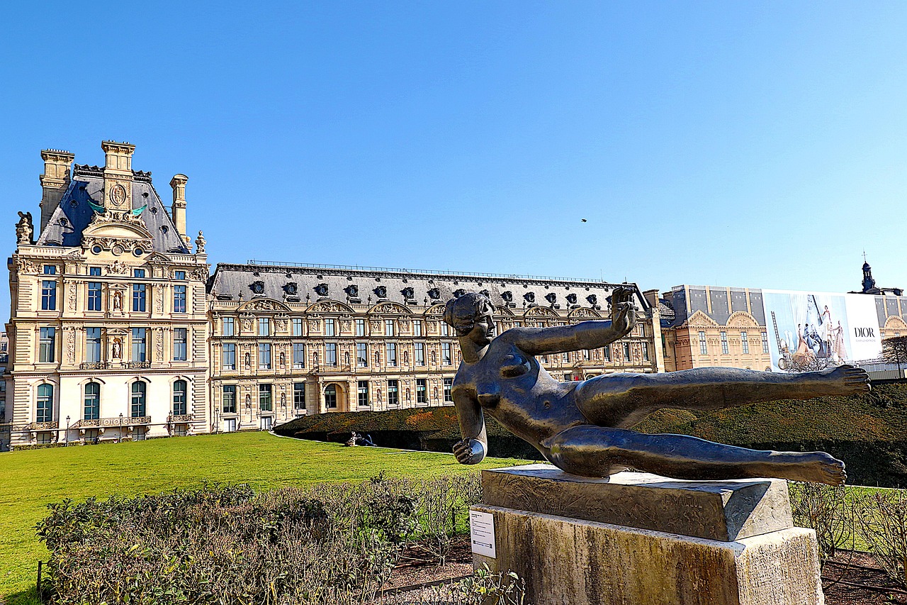 https://cdn.pixabay.com/photo/2022/03/06/15/24/sculpture-7051866_1280.jpg