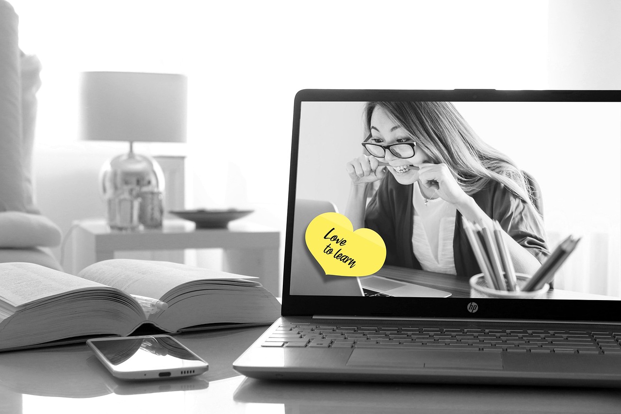 Portatile con schermo che mostra una dashboard concettuale per monitoraggio crediti
