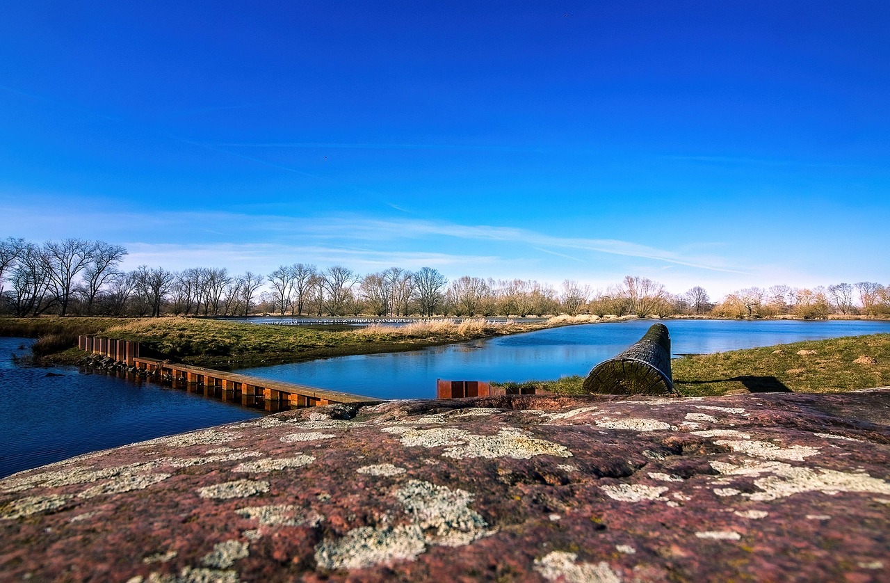 https://cdn.pixabay.com/photo/2022/03/10/18/21/river-7060455_1280.jpg