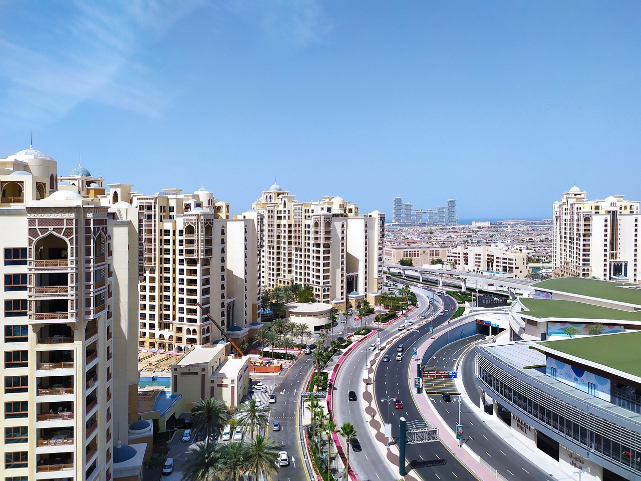 https://cdn.pixabay.com/photo/2022/03/11/08/04/dubai-7061510_1280.jpg