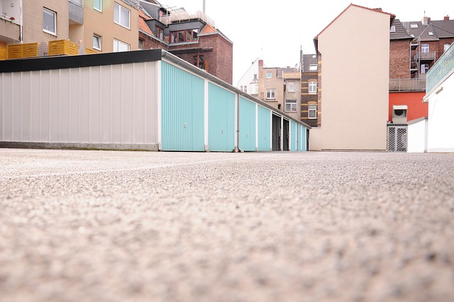 Garage, backyard, urban and street — photo by nevoirailleursquepartout
