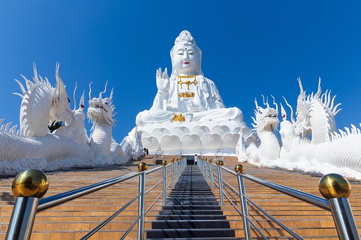 วัดร่องเสือเต้น, Tempel, Buddha Statue