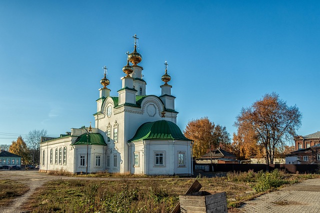 Сторителлинг – важный инструмент передачи традиций. Каждое поколение добавляет свои детали, обогащая общую историю. Члены семьи собираются, чтобы поделиться жизненными моментами, в которых ярко проявляются культурные ценности и традиции. Это не только помогает запомнить обычаи, но и формирует эмоциональную связь между поколениями.