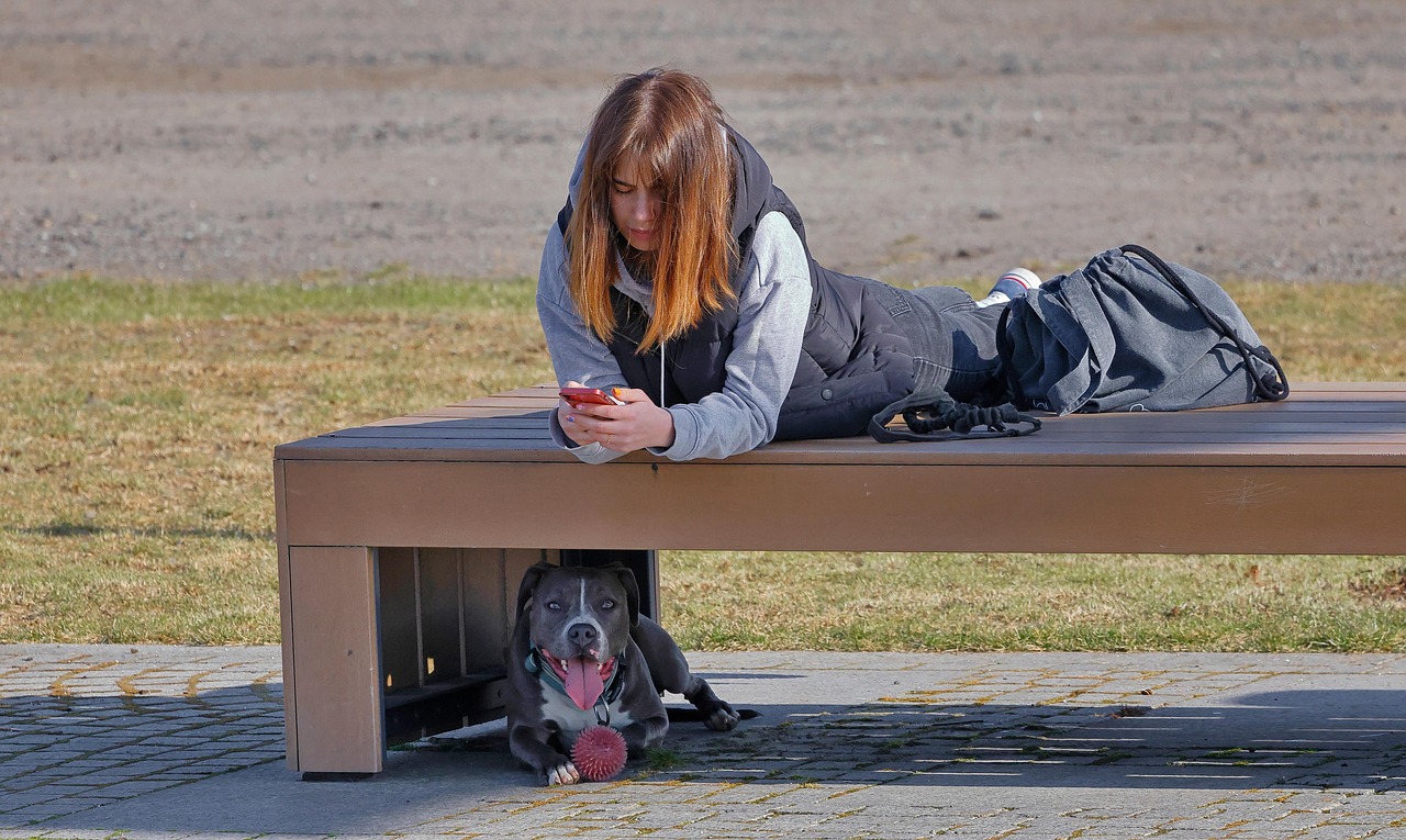 https://cdn.pixabay.com/photo/2022/04/12/21/15/woman-7128942_1280.jpg