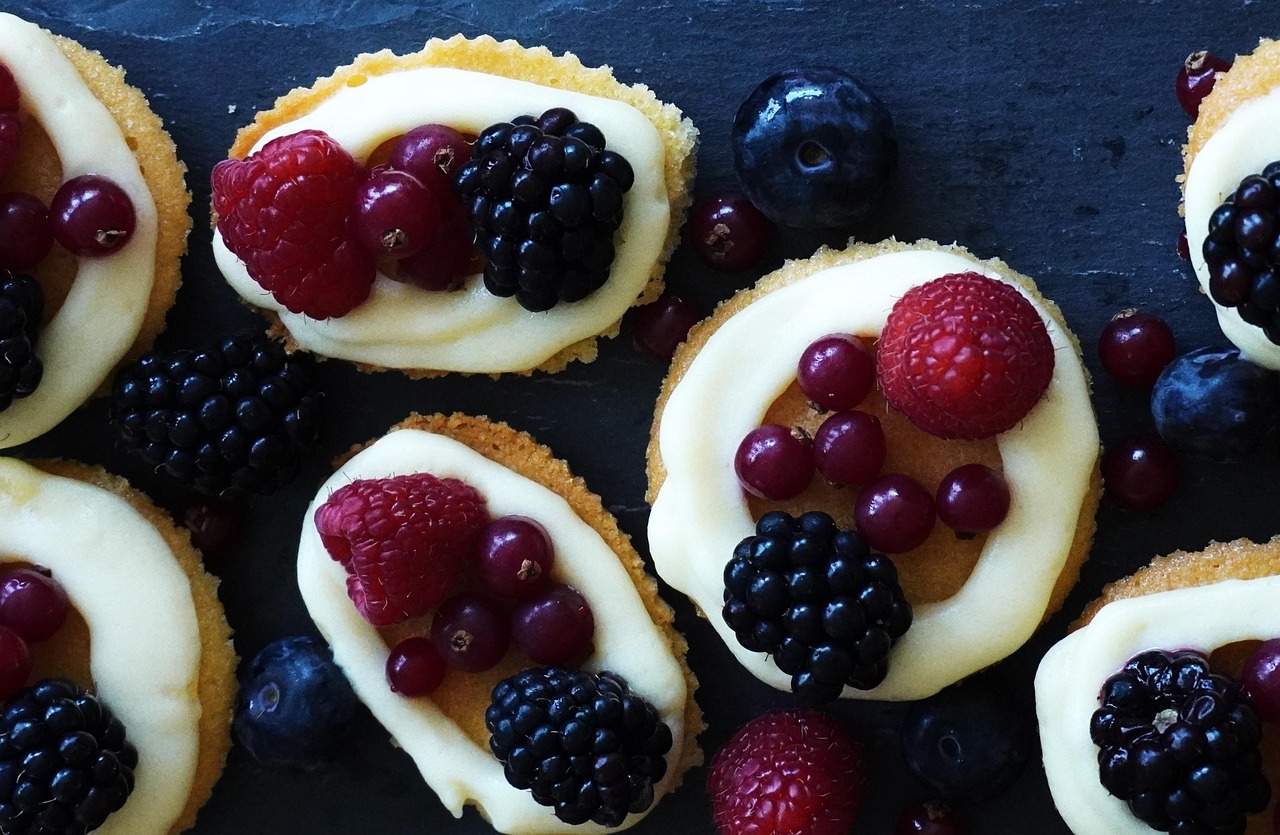 https://cdn.pixabay.com/photo/2022/04/21/14/18/dessert-7147598_1280.jpg