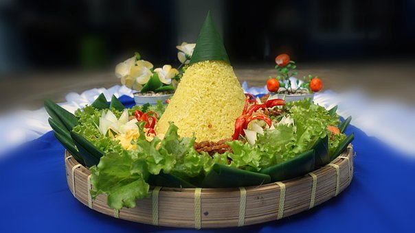 Kegelförmiger Reis, Tumpeng