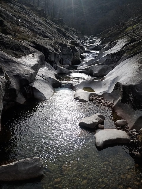 Fluss, Bachlauf, Felsen