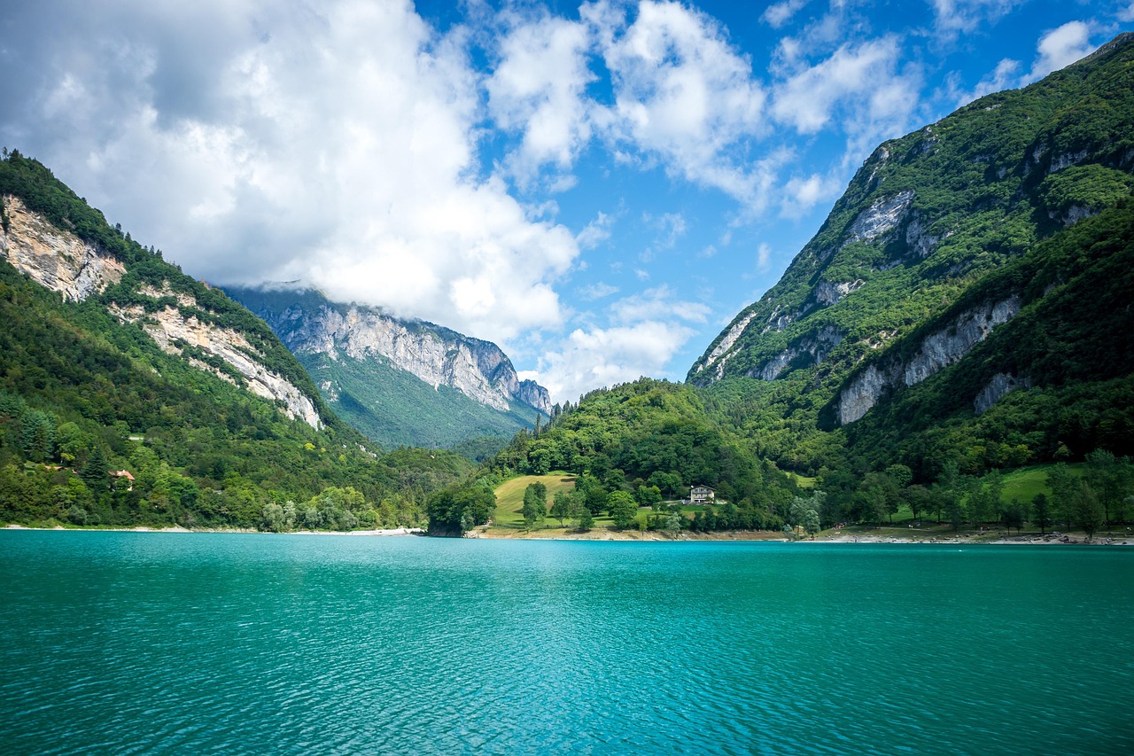 https://cdn.pixabay.com/photo/2022/04/30/07/35/tenno-lake-7165050_1280.jpg