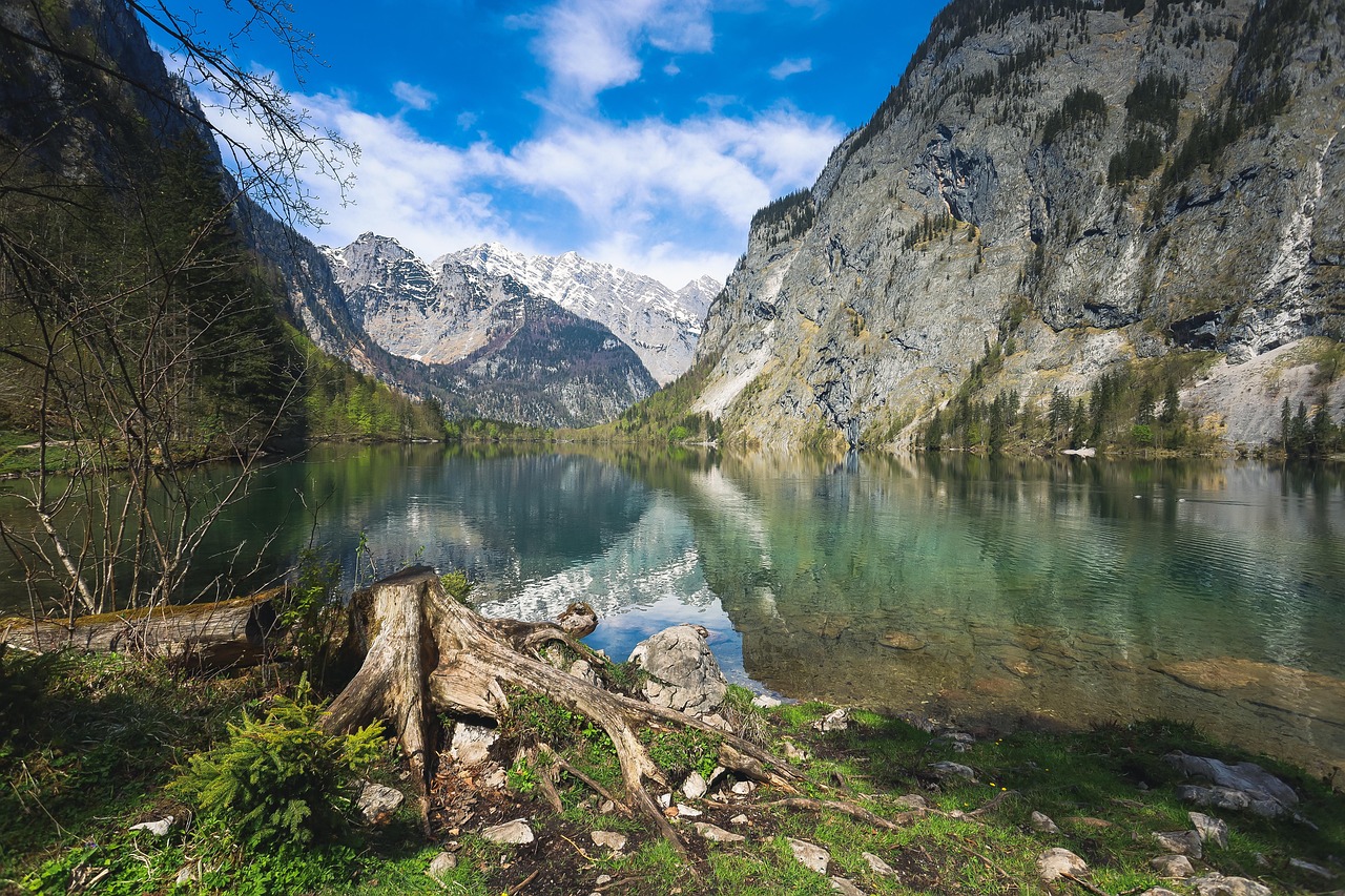 https://cdn.pixabay.com/photo/2022/05/02/09/38/mountain-lake-7169268_1280.jpg