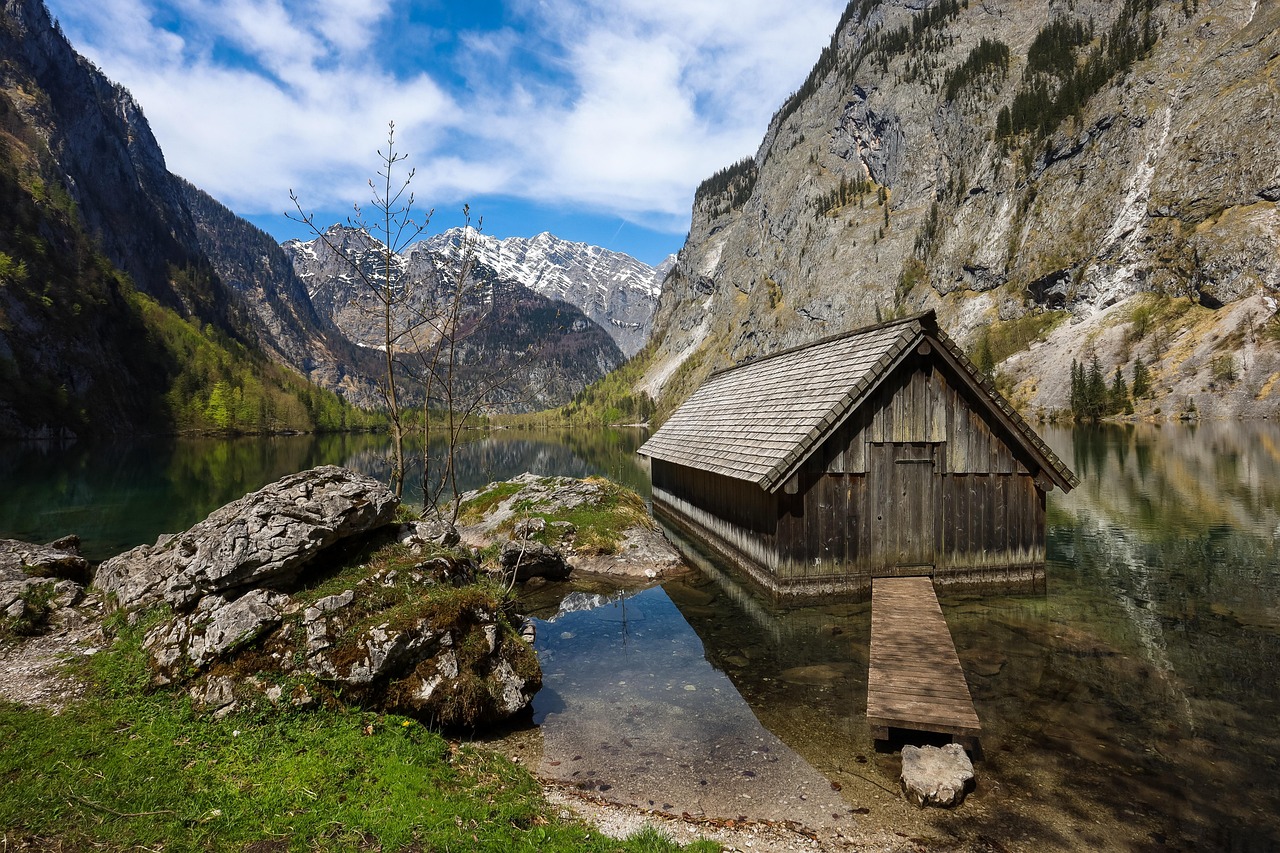 https://cdn.pixabay.com/photo/2022/05/02/09/42/lake-7169274_1280.jpg