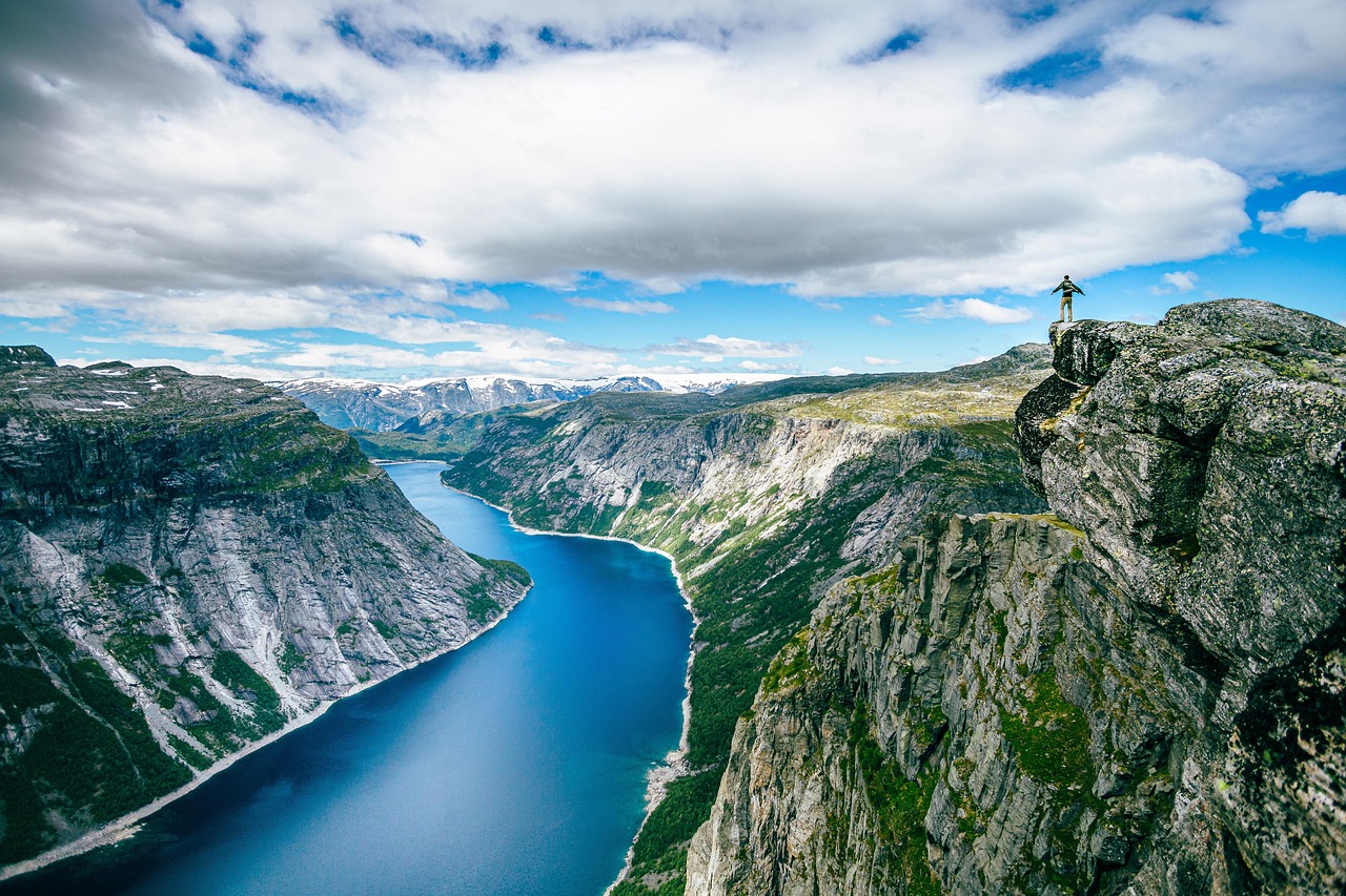 https://cdn.pixabay.com/photo/2022/05/04/09/13/norway-7173547_1280.jpg