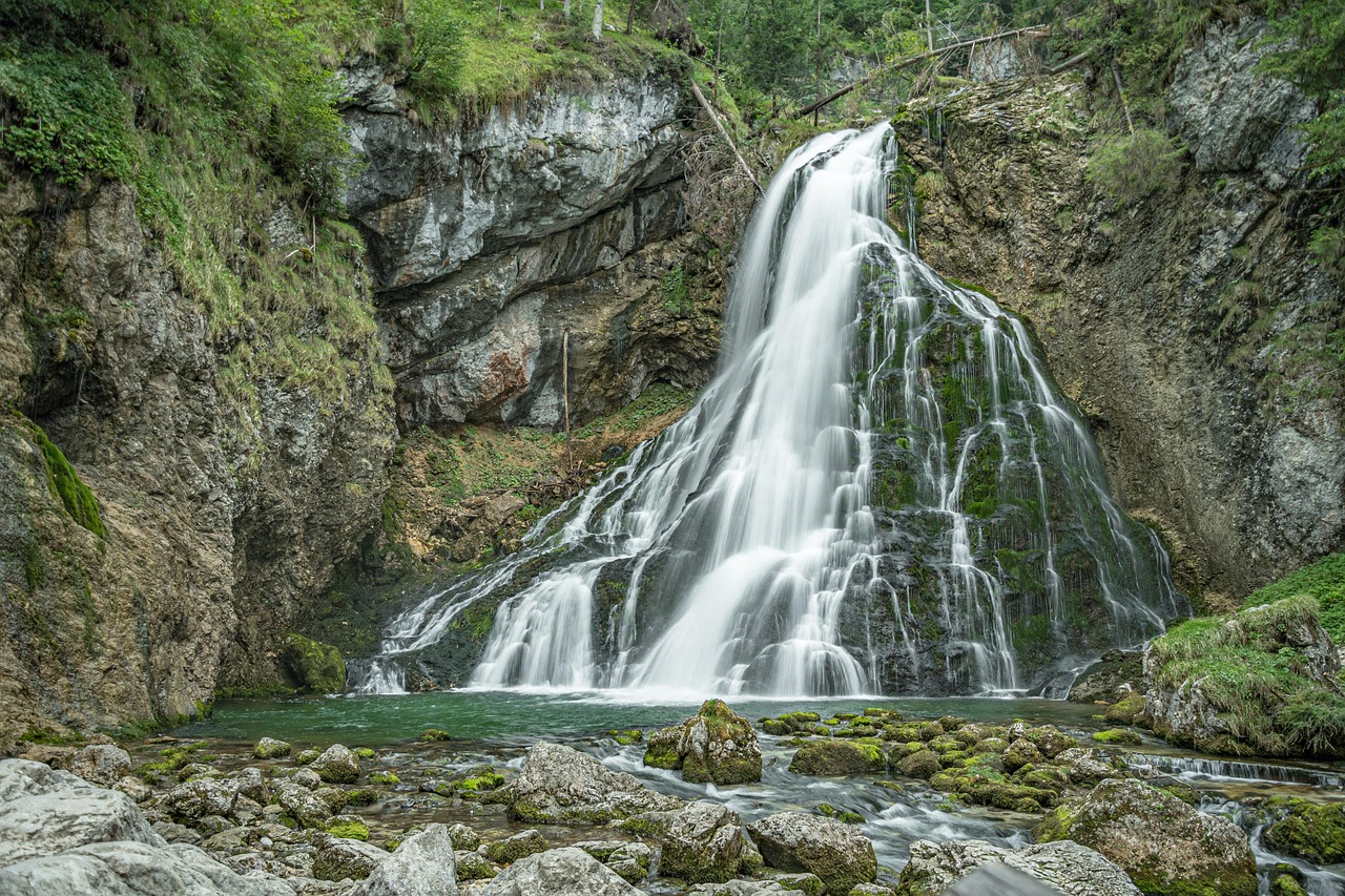https://cdn.pixabay.com/photo/2022/05/09/17/11/waterfall-7185106_1280.jpg