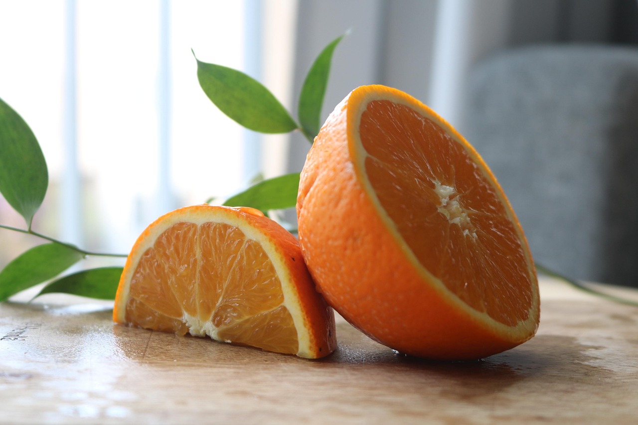 https://cdn.pixabay.com/photo/2022/05/10/16/42/oranges-7187584_1280.jpg
