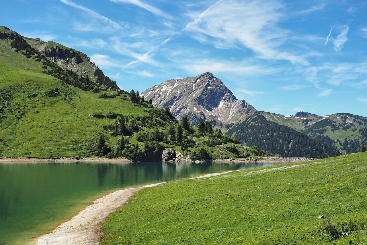 https://cdn.pixabay.com/photo/2022/05/11/20/48/mountain-lake-7190238_1280.jpg