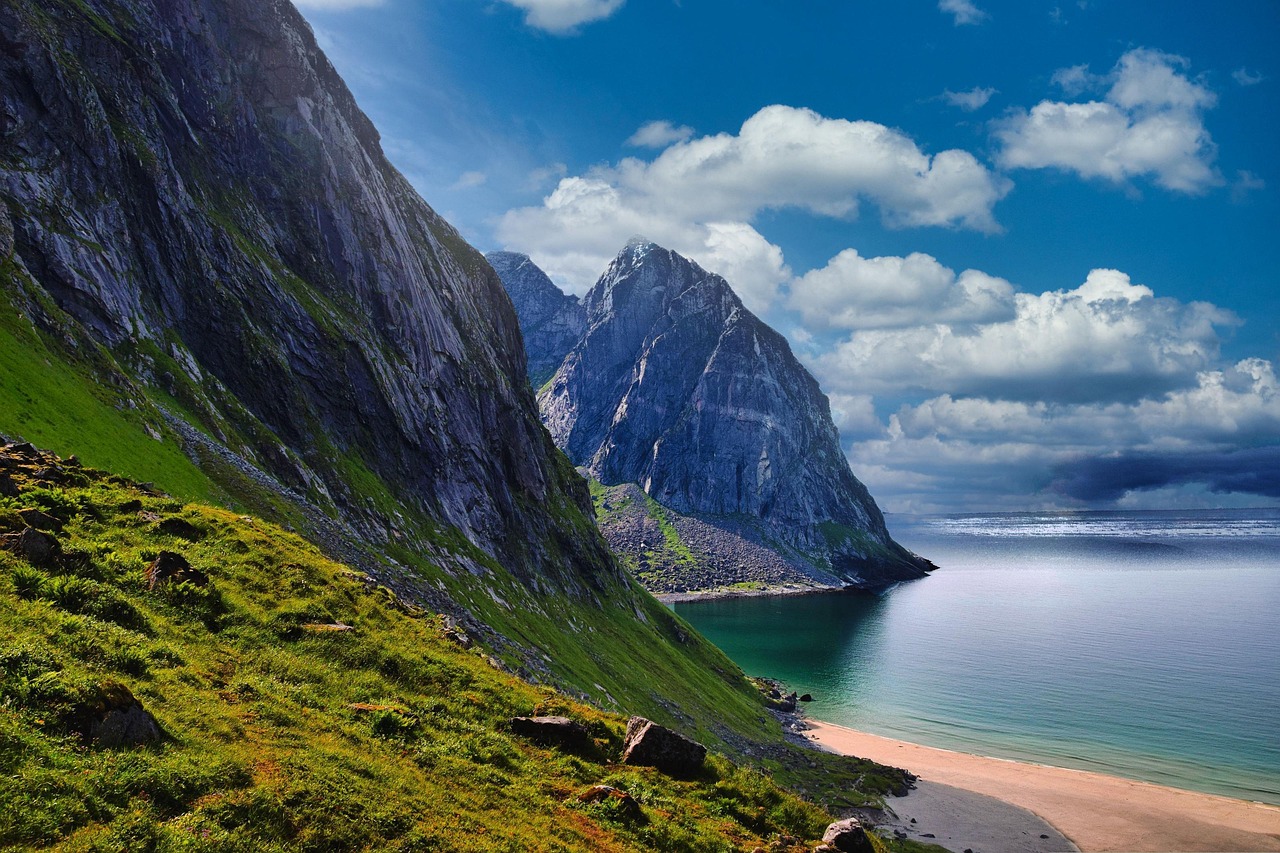 https://cdn.pixabay.com/photo/2022/05/12/15/37/mountains-7191776_1280.jpg