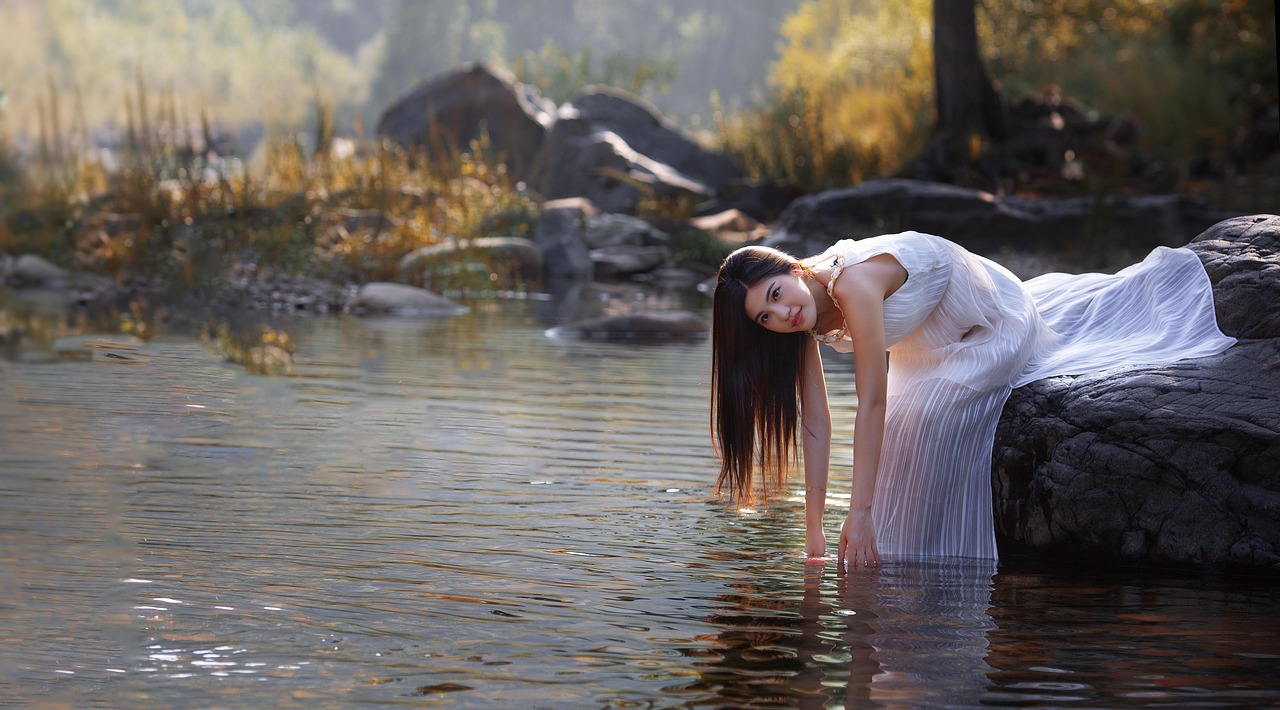 https://cdn.pixabay.com/photo/2022/05/15/07/25/woman-7196897_1280.jpg