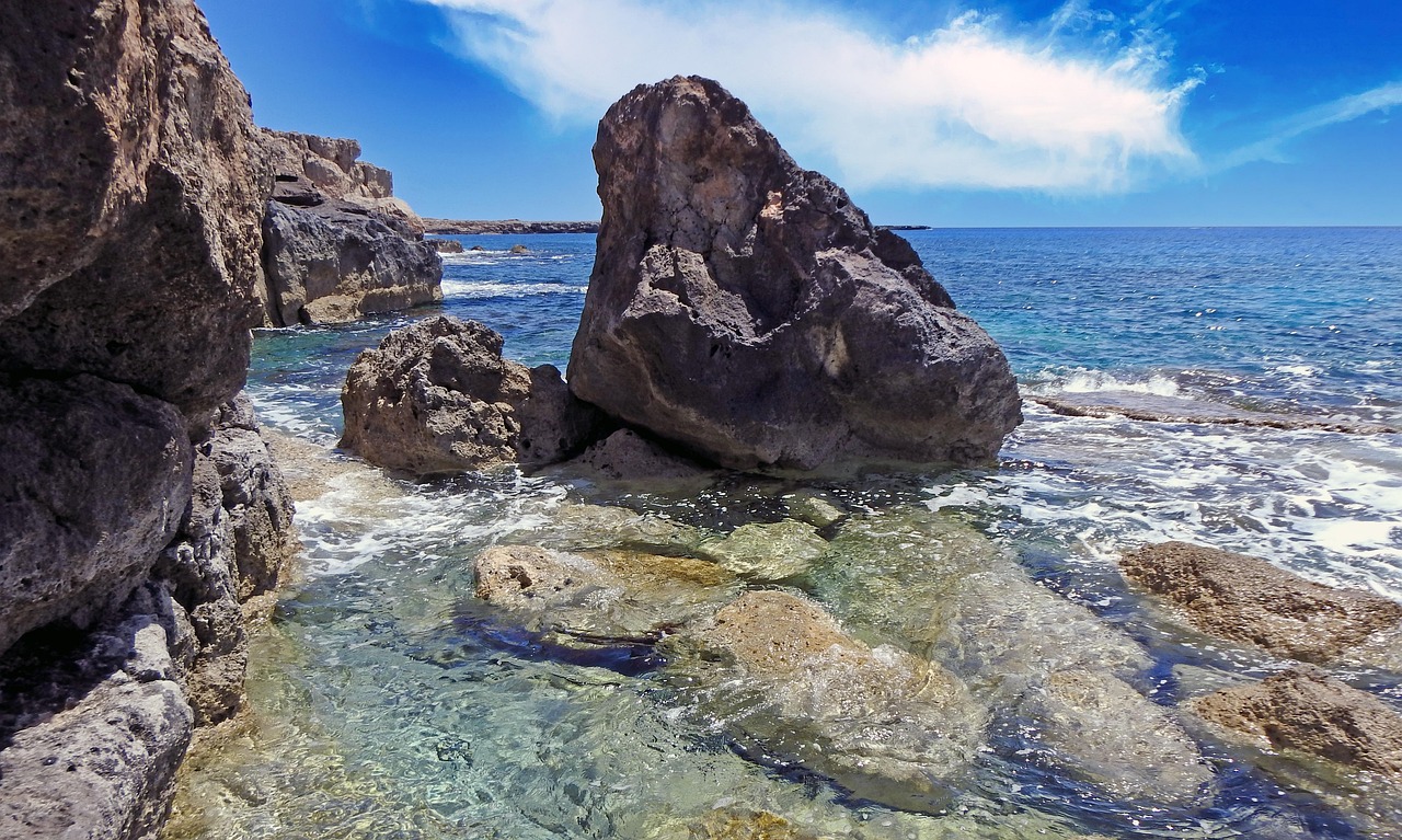 https://cdn.pixabay.com/photo/2022/05/16/21/07/rock-7201208_1280.jpg