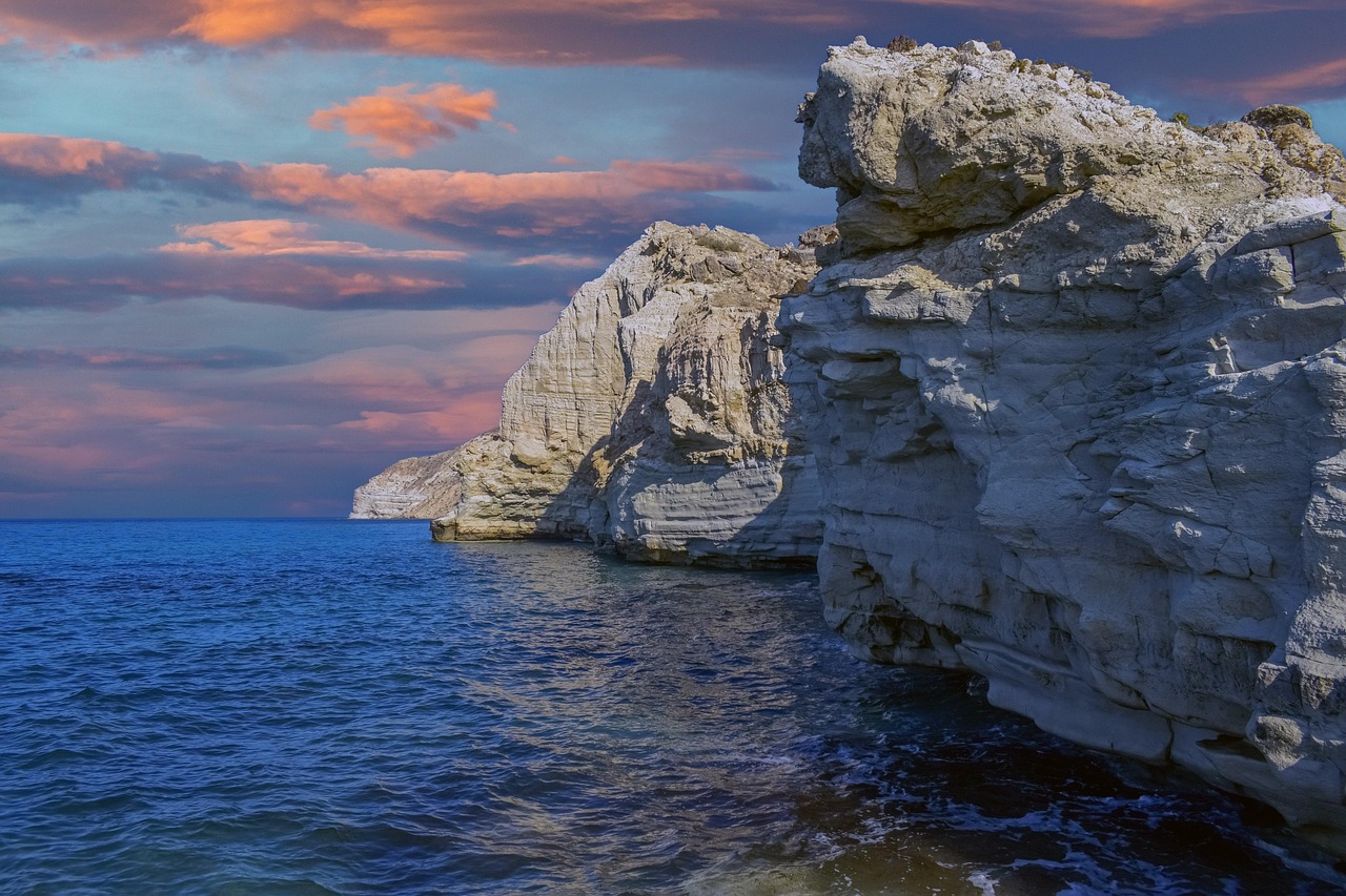 https://cdn.pixabay.com/photo/2022/05/21/15/56/cliffs-7211791_1280.jpg