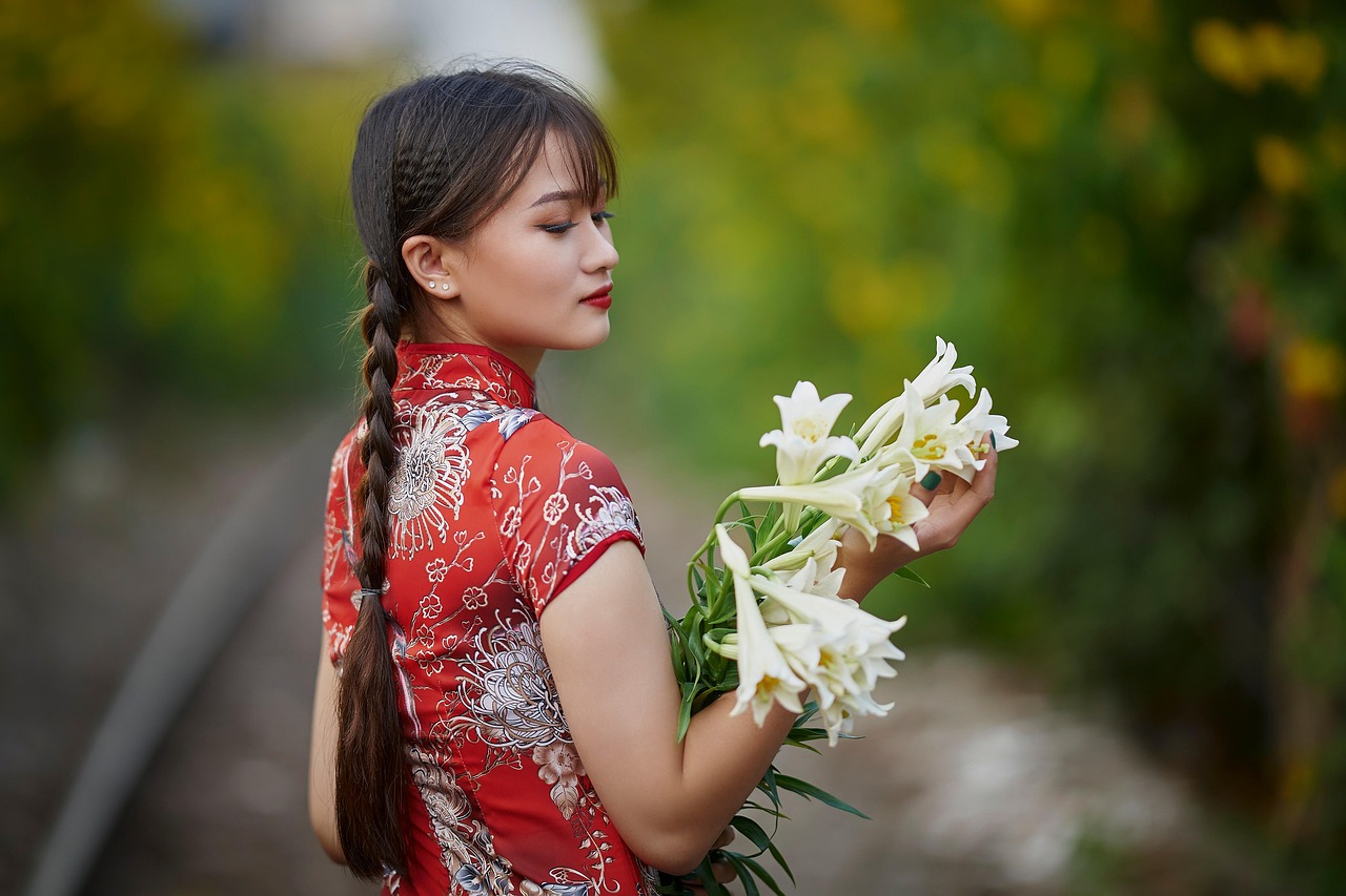 https://cdn.pixabay.com/photo/2022/05/22/16/51/woman-7213971_1280.jpg