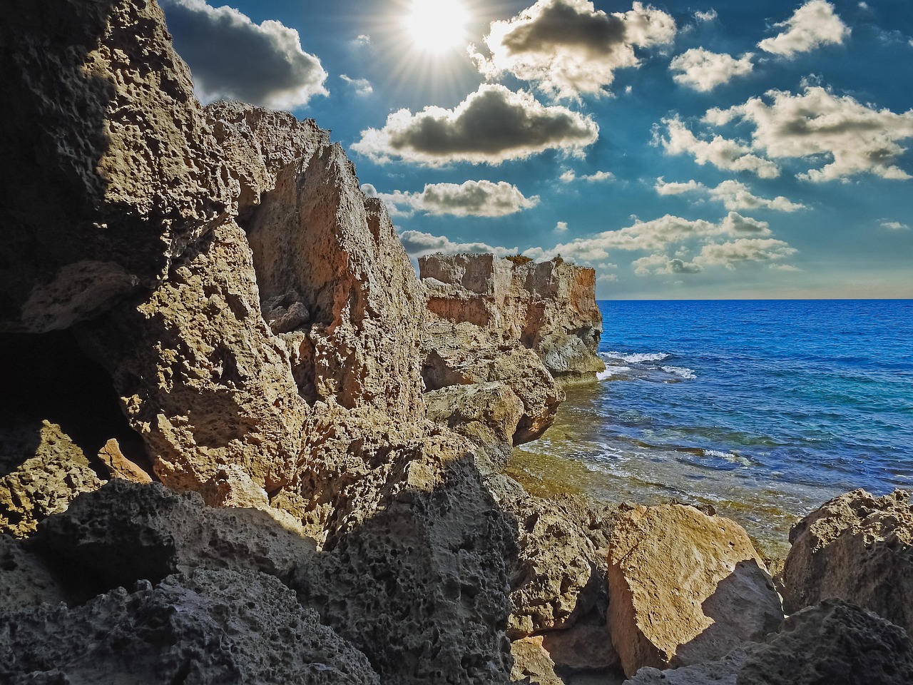 https://cdn.pixabay.com/photo/2022/05/22/17/58/rocky-coast-7214213_1280.jpg