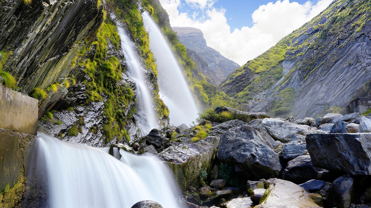 https://cdn.pixabay.com/photo/2022/05/27/05/48/waterfalls-7224432_1280.jpg