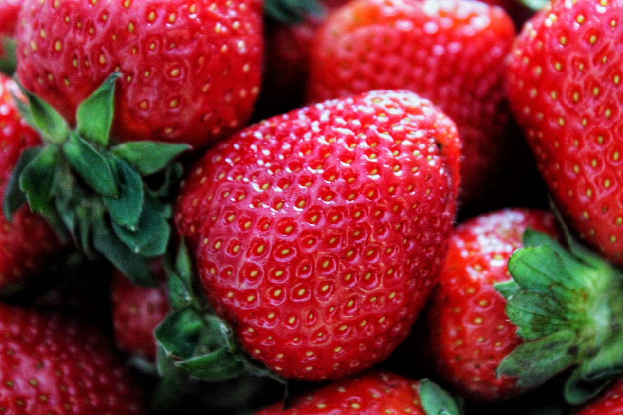 YYaaloa Künstliche Erdbeeren 3,5 Cm – 40 Stück, Lebensechte Deko-Erdbeeren Für Fotografie & Party