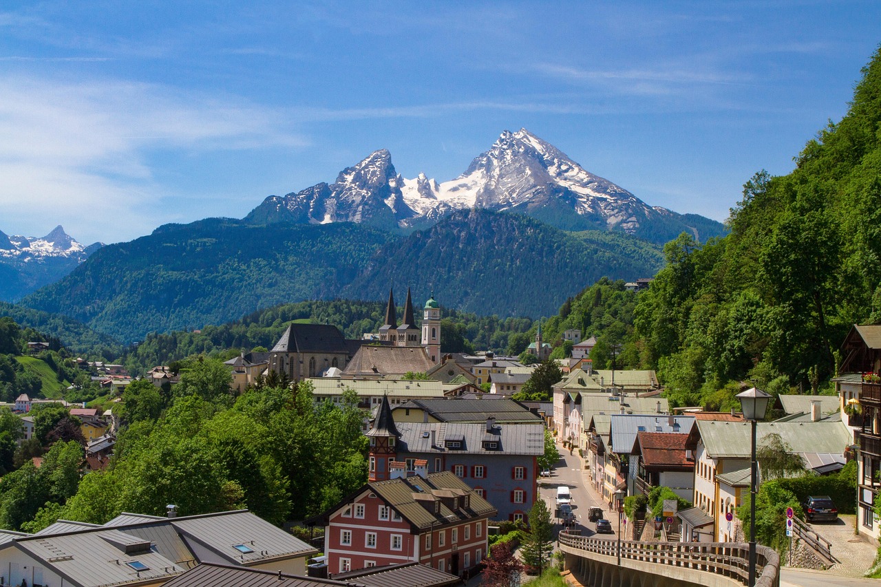 https://cdn.pixabay.com/photo/2022/05/27/14/14/mountains-7225261_1280.jpg