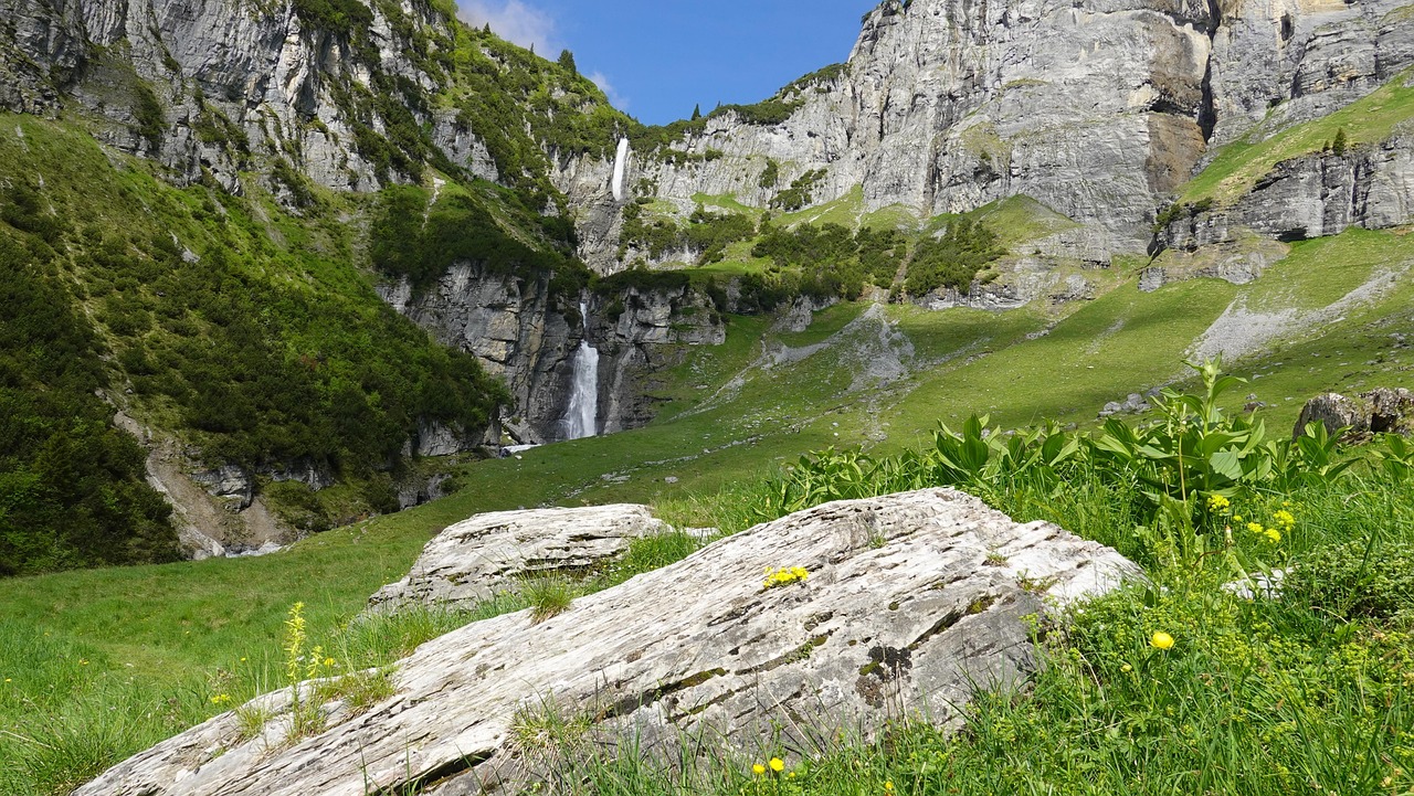 https://cdn.pixabay.com/photo/2022/05/27/15/47/mountain-7225457_1280.jpg