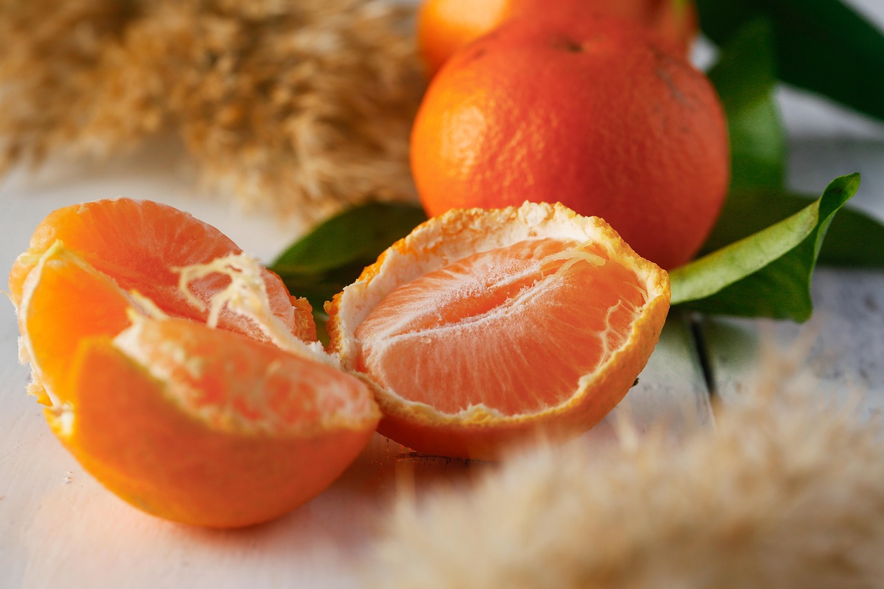 https://cdn.pixabay.com/photo/2022/05/29/18/00/fresh-oranges-7229667_1280.jpg