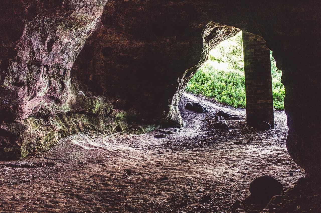 https://cdn.pixabay.com/photo/2022/06/02/20/57/cave-7238960_1280.jpg