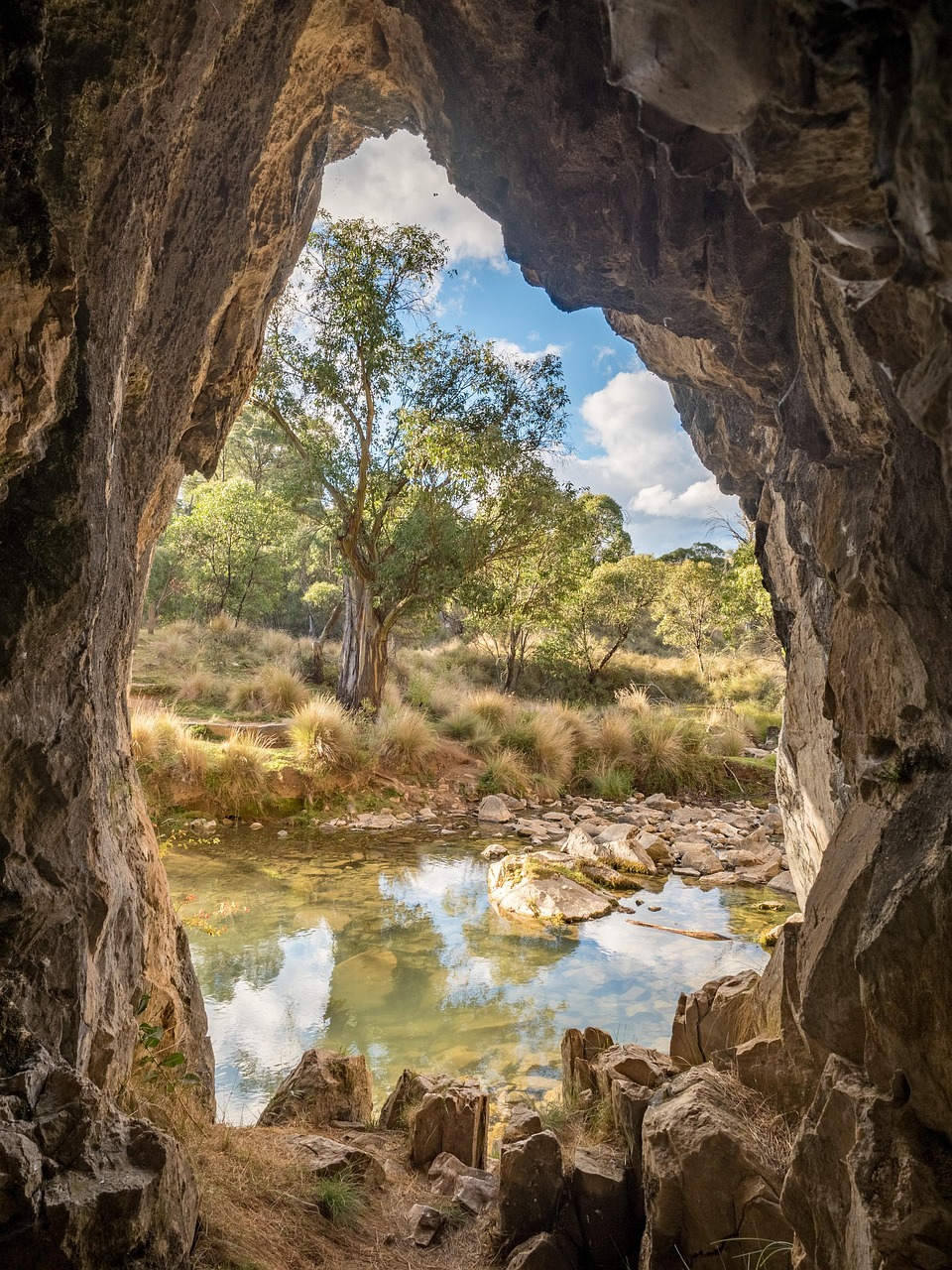 https://cdn.pixabay.com/photo/2022/06/03/12/27/blue-waterholes-trail-7240048_1280.jpg