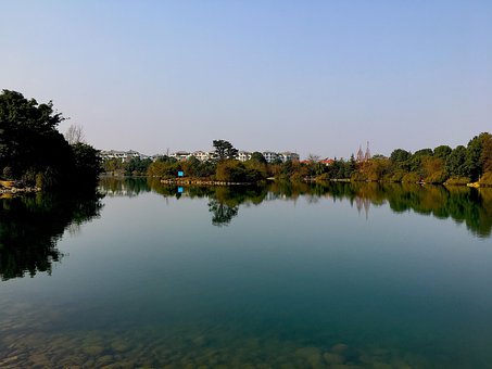 Stadtansicht, Flusswasser, Stadtrand