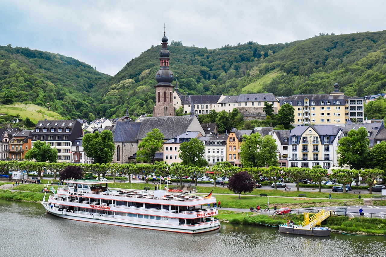 https://cdn.pixabay.com/photo/2022/06/19/11/51/germany-7271695_1280.jpg