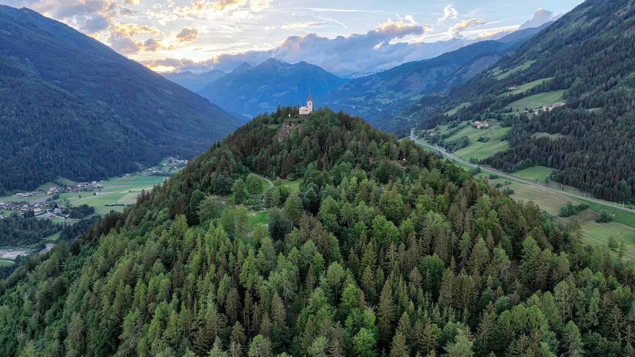 https://cdn.pixabay.com/photo/2022/06/19/12/34/mountains-7271767_1280.jpg