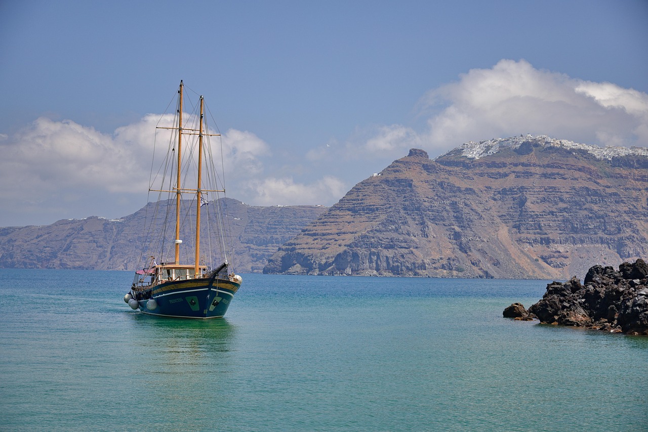 https://cdn.pixabay.com/photo/2022/06/24/16/22/sailboat-7281964_1280.jpg