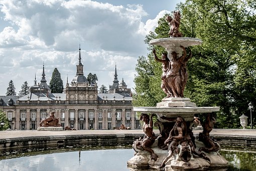 Palacio, Fuente
