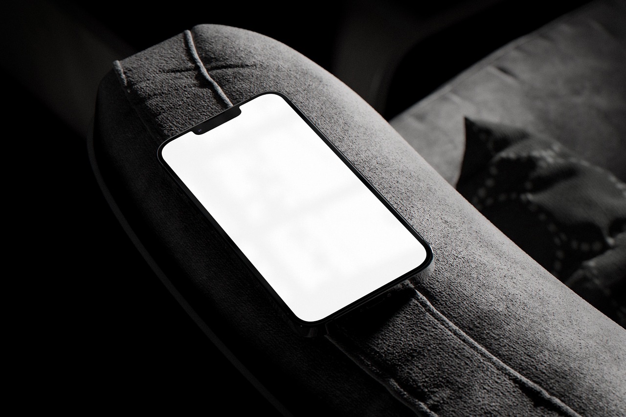 Smartphone preparado para cargar con batería externa pequeña