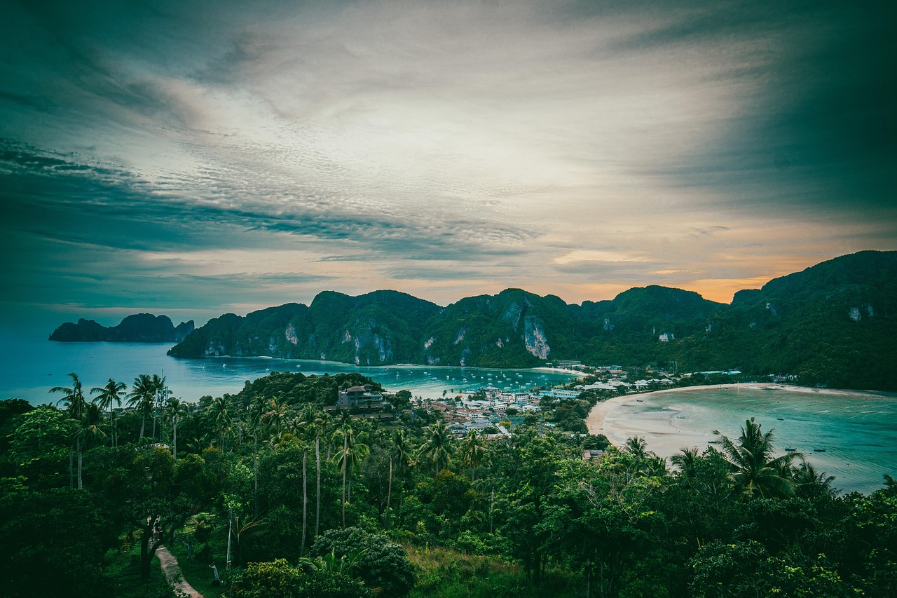 Türkisfarbenes Meer und Inselküste in Thailand