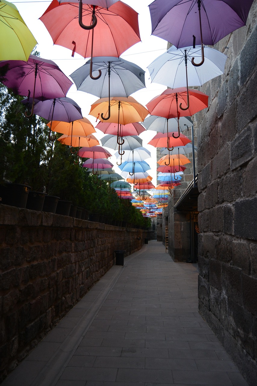 regenschirme-gasse-stra-e-kostenloses-foto-auf-pixabay